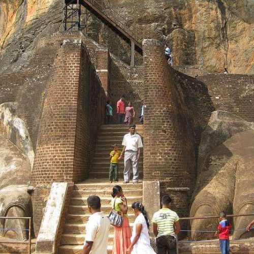 Sigiriya-Lion-paw-3