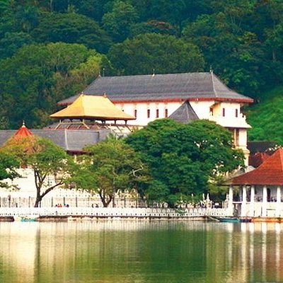 kandy-lake-and-the-temple (1)